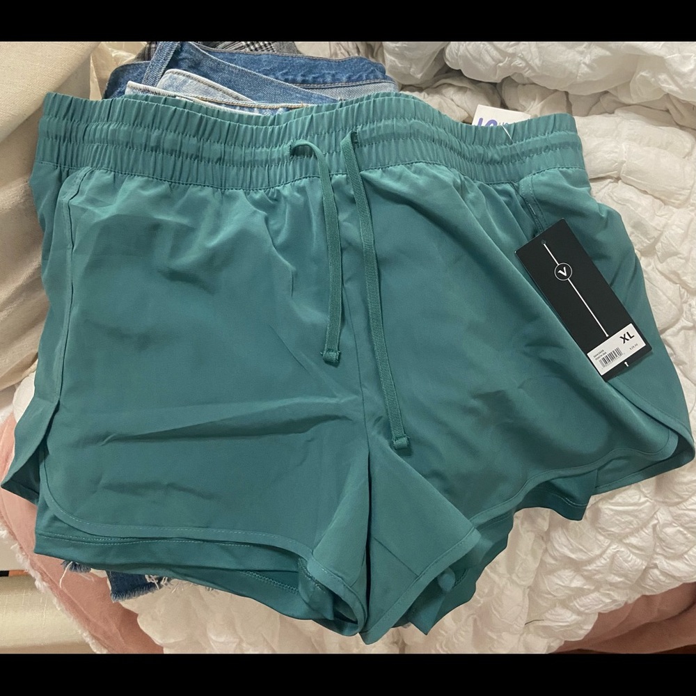 Velocity shorts for women // green color